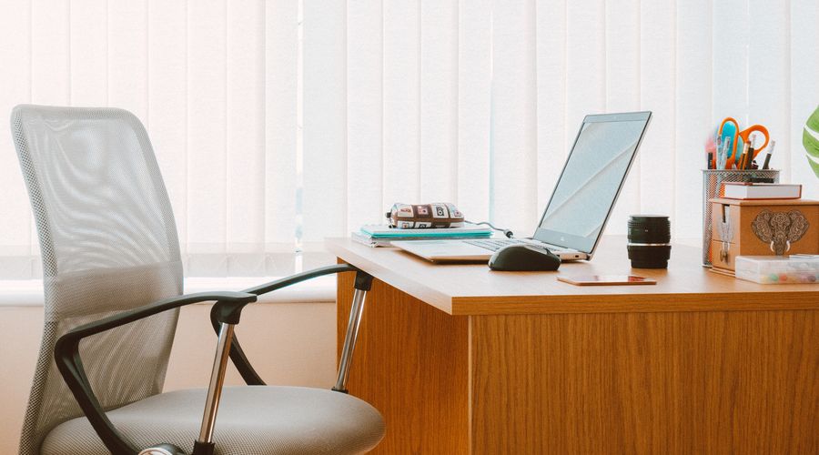 Dolor de espalda trabajando desde casa: causas y soluciones reales